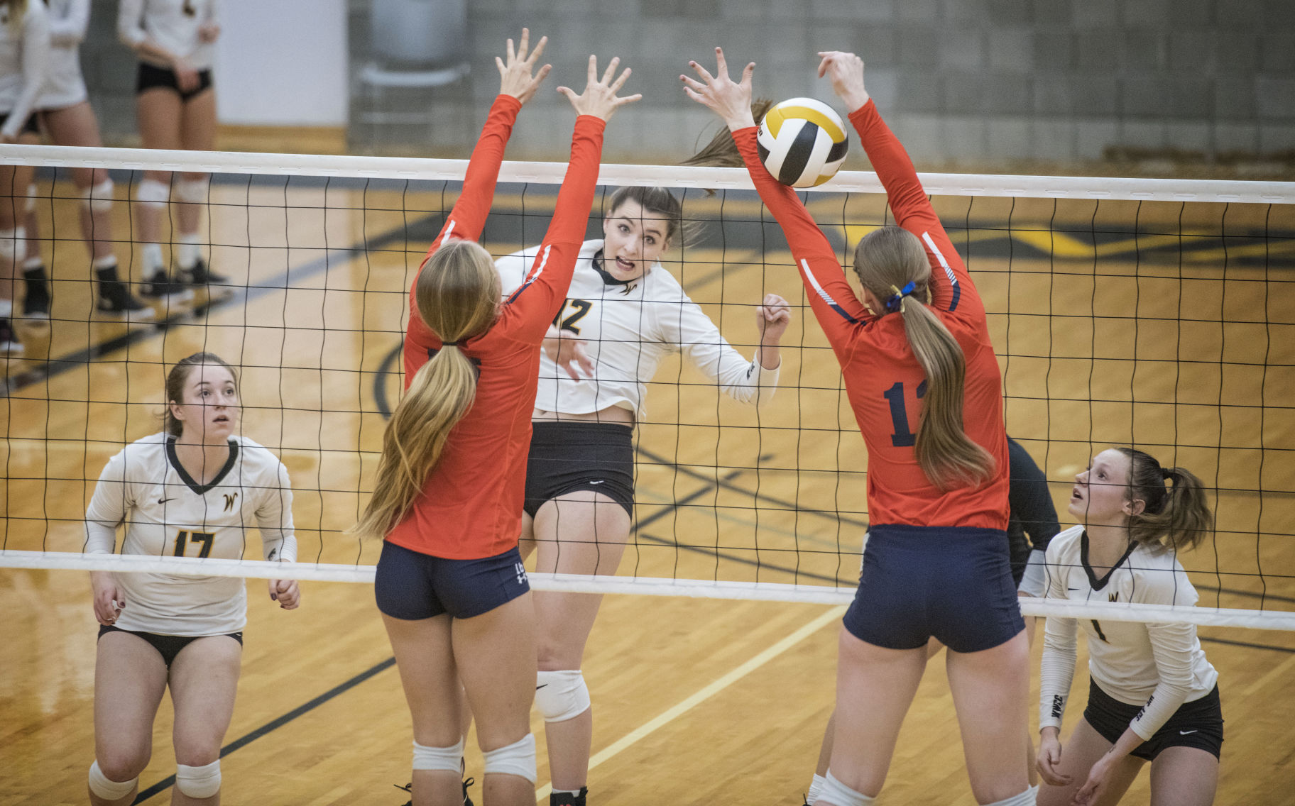 191107_wub_spt_wwcctvvolleyball.GL_0217.jpg